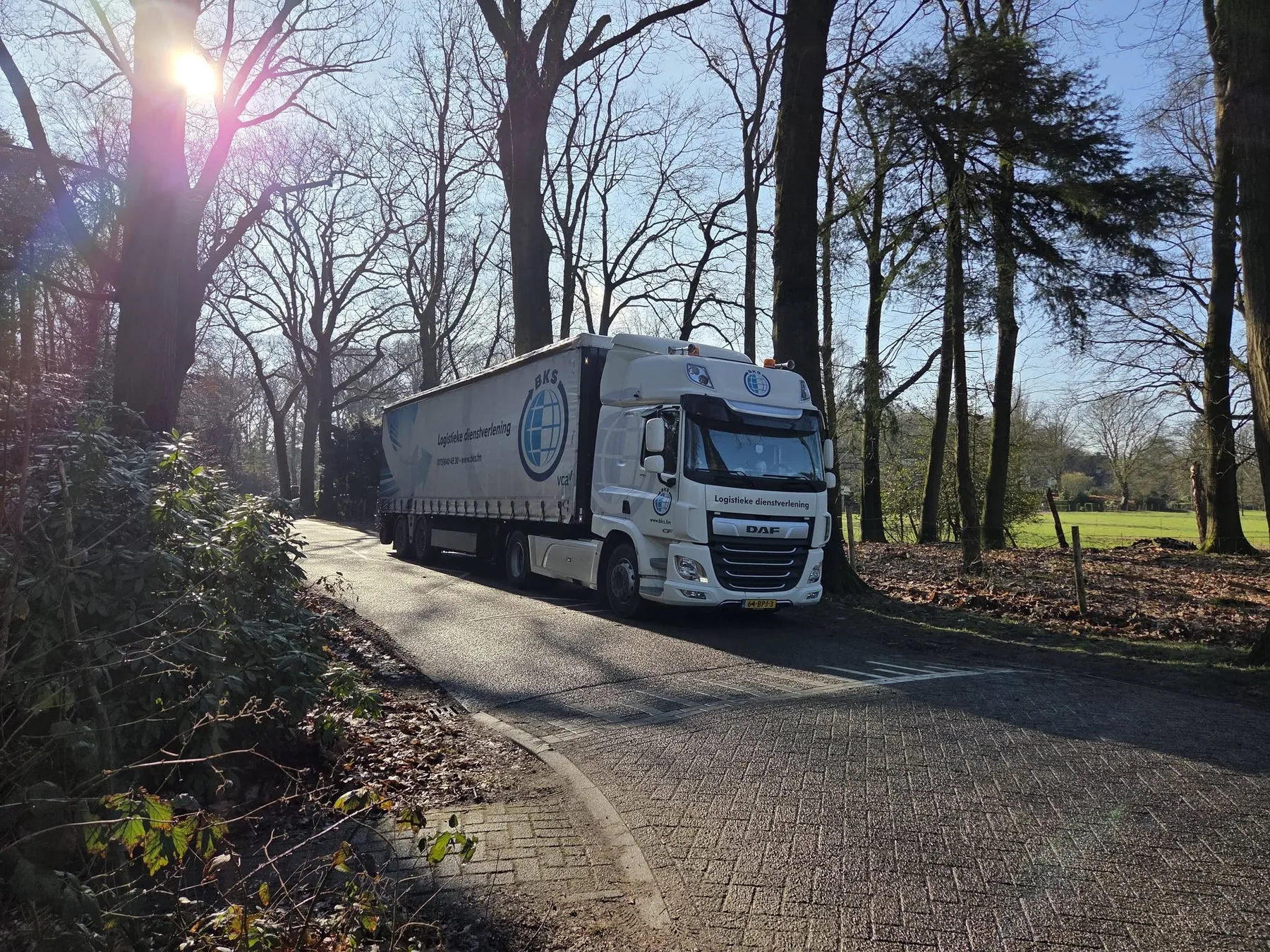 BKS truck op een bosrijke weg