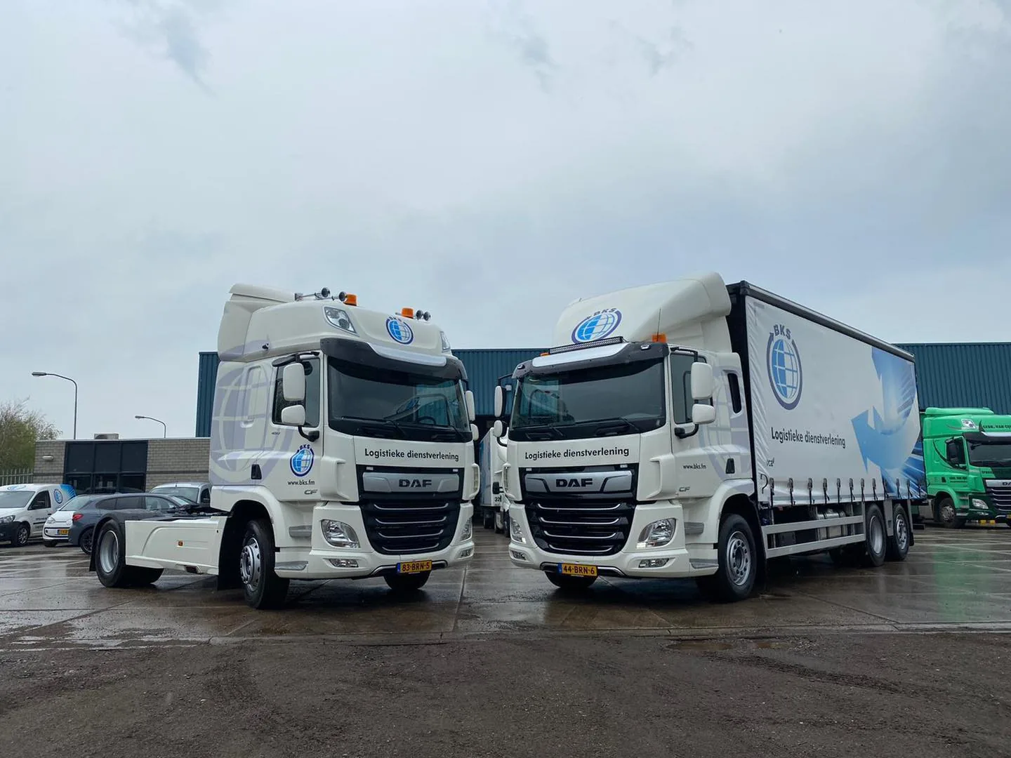 Twee BKS trucks op het terrein