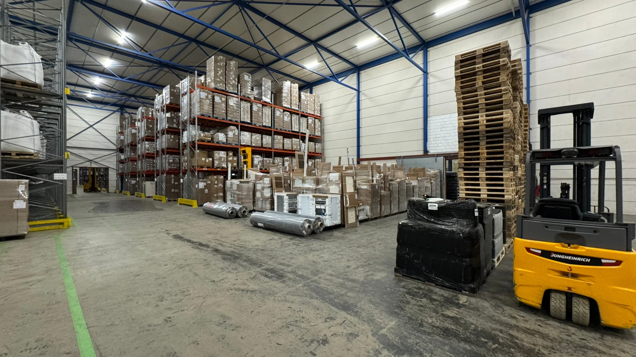 Warehouse met palletstellingen en goederenopslag